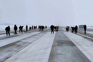 信陽(yáng)明港機(jī)場(chǎng)抗擊冰雪，護(hù)航旅客回家路